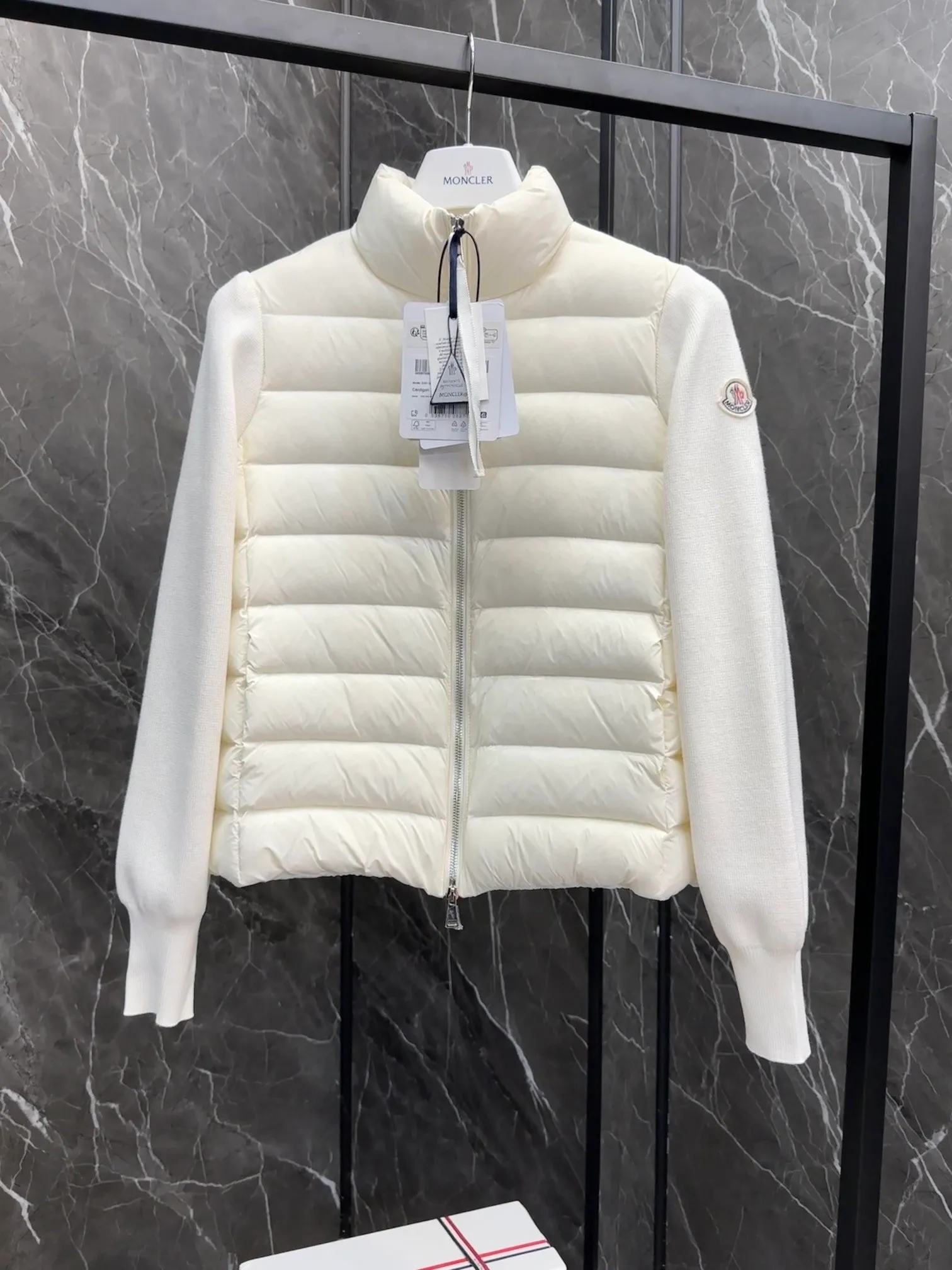 Moncler｜ ｜ ：White、Black、 Size：S、M、L、 !!! 。 ， ， !!! ， ， ！ ， ， ！ ， !!! ， 。 ， ， ， !